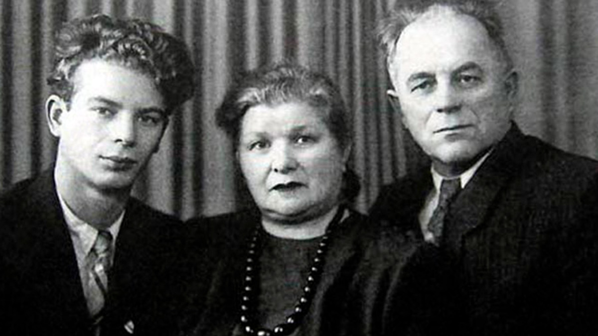 Жорес Алферов родился в 1930 году в Витебске. Его отец был госслужащим в Министерстве бумажной и деревообрабатывающей промышленности Белорусской ССР. Во время войны семья переехала в Свердловскую область, но после ее окончания переехала в Минск. После школы, оконченной с золотой медалью, Алферов поступил в Белорусский политехнический институт, но переехал в Ленинград и в итоге в 1952 году окончил факультет электронной техники Ленинградского электротехнического института (ЛЭТИ).