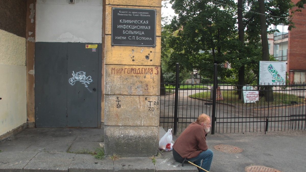 В инфекционной больнице Петербурга обвалилась лестница — РБК