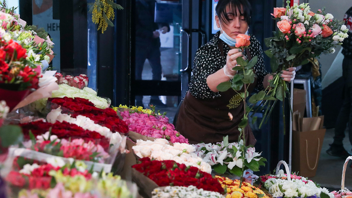 Поставщики успели завезти из-за границы цветы к 8 Марта — РБК