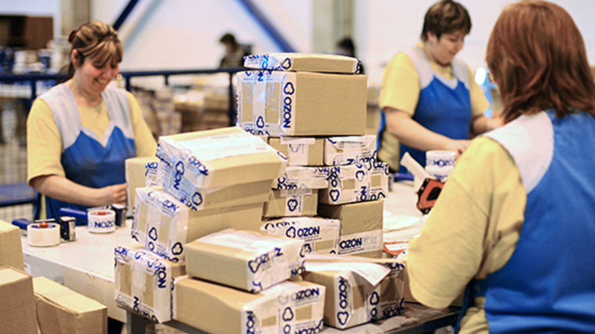 Упаковка заказов в сетевом магазине Ozon.ru