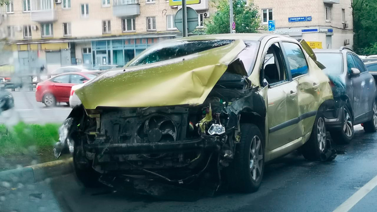 В Москве столкнулись четыре машины и грузовик — РБК