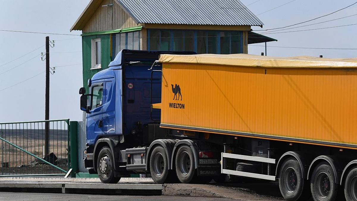 Минтранс предложил штраф для водителей за отказ от взвешивания грузовиков —  РБК