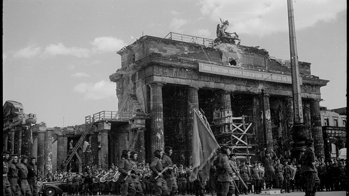 Фотография берлин 5 мая. Бранденбургские ворота Берлин 1945. 1945 В Берлине у Бранденбургских ворот состоялся парад. Бранденбургские ворота 1941. Берлин, май 1945.