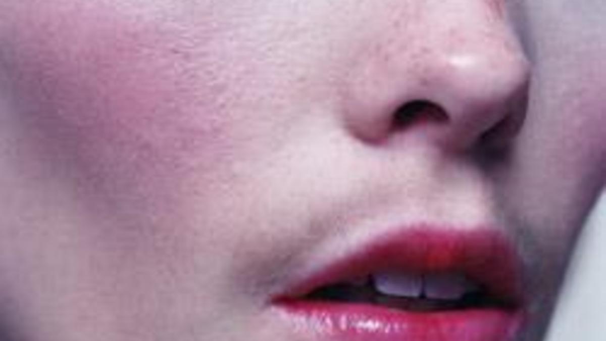 Почему у женщин растут усы?