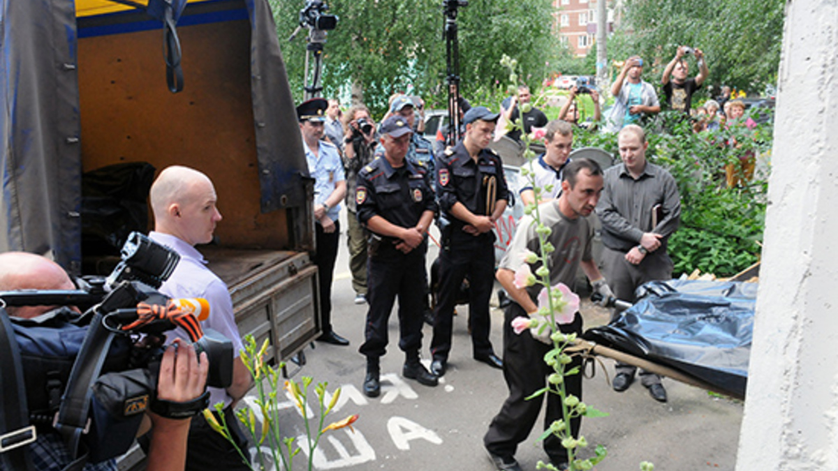 В доме матери подозреваемого в убийстве детей нашли тело без головы — РБК