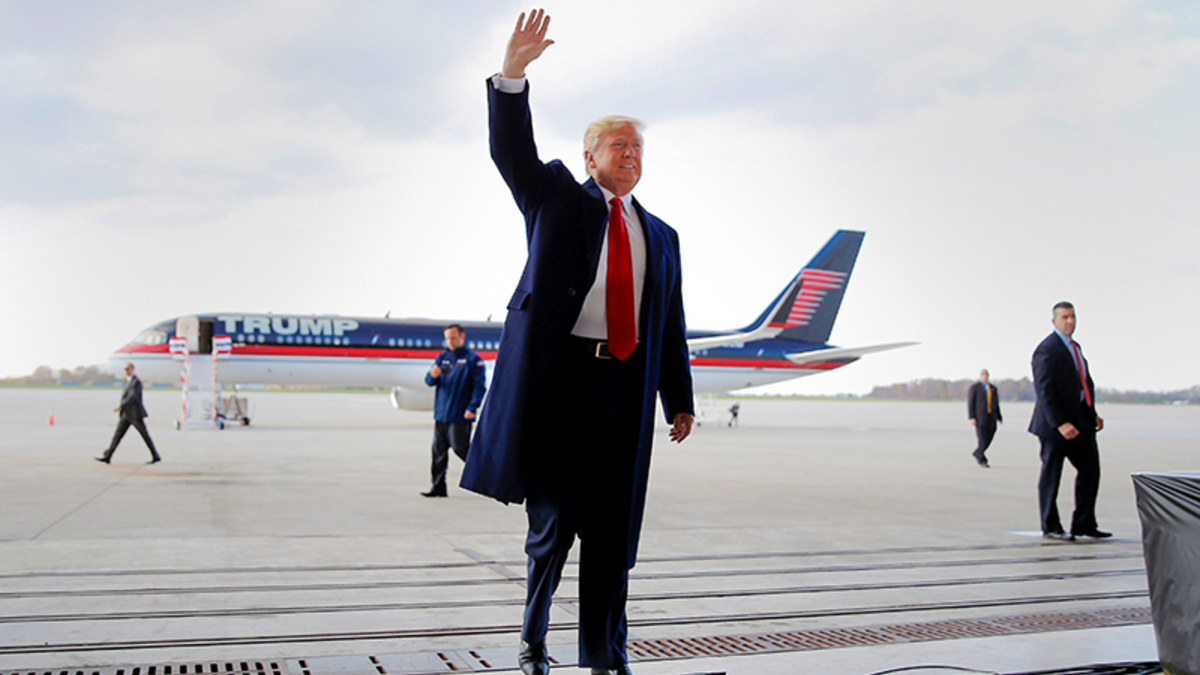 Дональд Трамп — $4,5 млрд (Forbes, 2016)
45-й президент США. Республиканец. Заработал состояние на строительстве. Начал строить карьеру в компании отца — Фреда Трампа, владеющего строительной компанией. После каждой новой публикации рейтинга Forbes заявляет, что журнал занижает его реальное состояние, но установить правду сложно: Трамп не предоставляет своей налоговой декларации.
