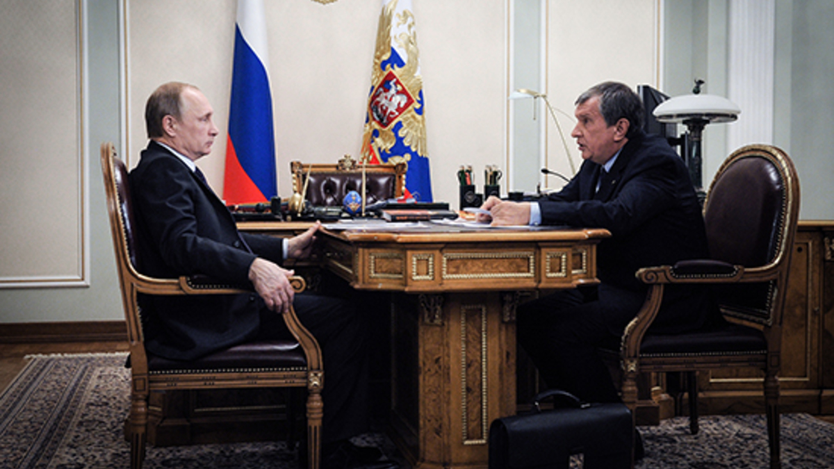 Президент России Владимир Путин и председатель правления «Роснефти» Игорь Сечин (слева направо) во время встречи в Ново-Огарево
