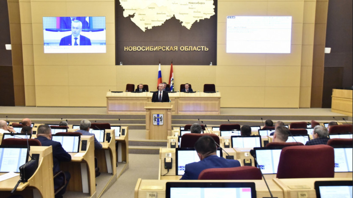 Губернатор Новосибирской области Андрей Травников выступает перед депутатами Заксобрания