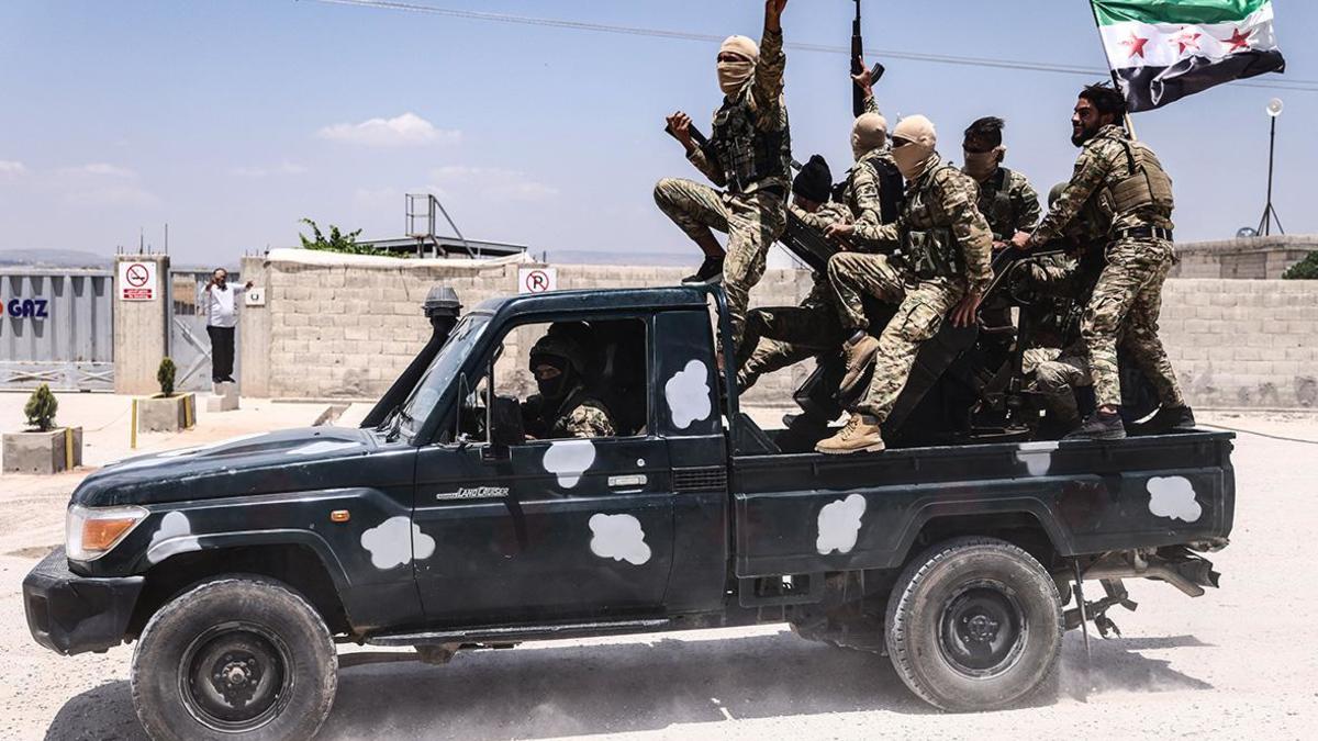 Бойцы Сирийской национальной армии принимают участие в военном параде в мухафазе Алеппо, Сирия, 2022 год