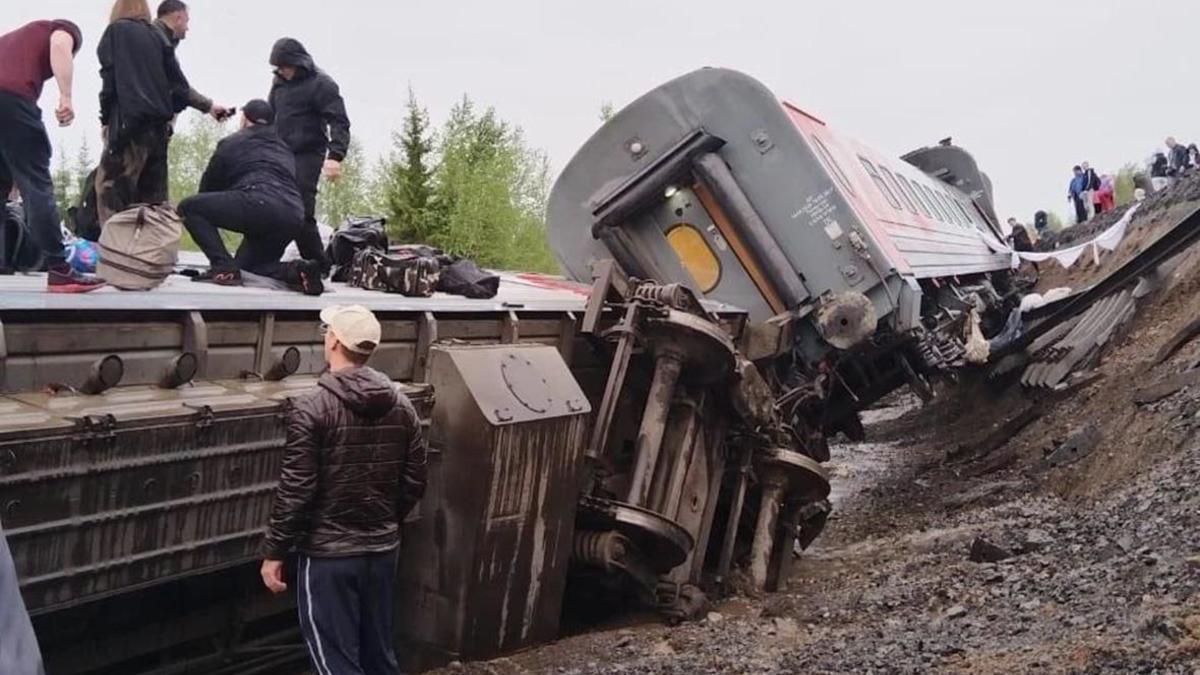 В РЖД назвали возможную причину схода поезда с рельсов в Коми — РБК