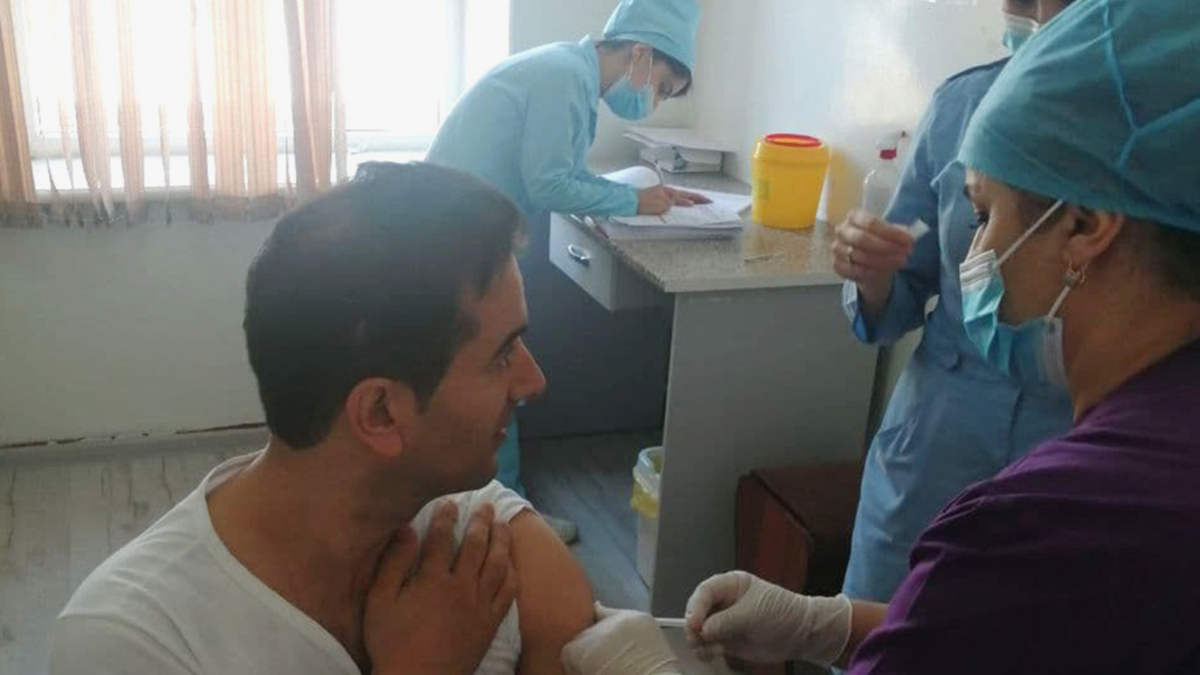 В Таджикистане объявили о ревакцинации от COVID