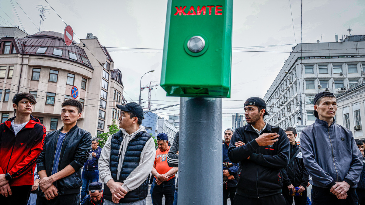 Верующие в день праздника жертвоприношения Курбан-байрам у Московской Соборной мечети