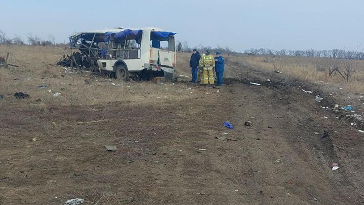 В ЛНР пять человек погибли при подрыве автобуса на мине — РБК