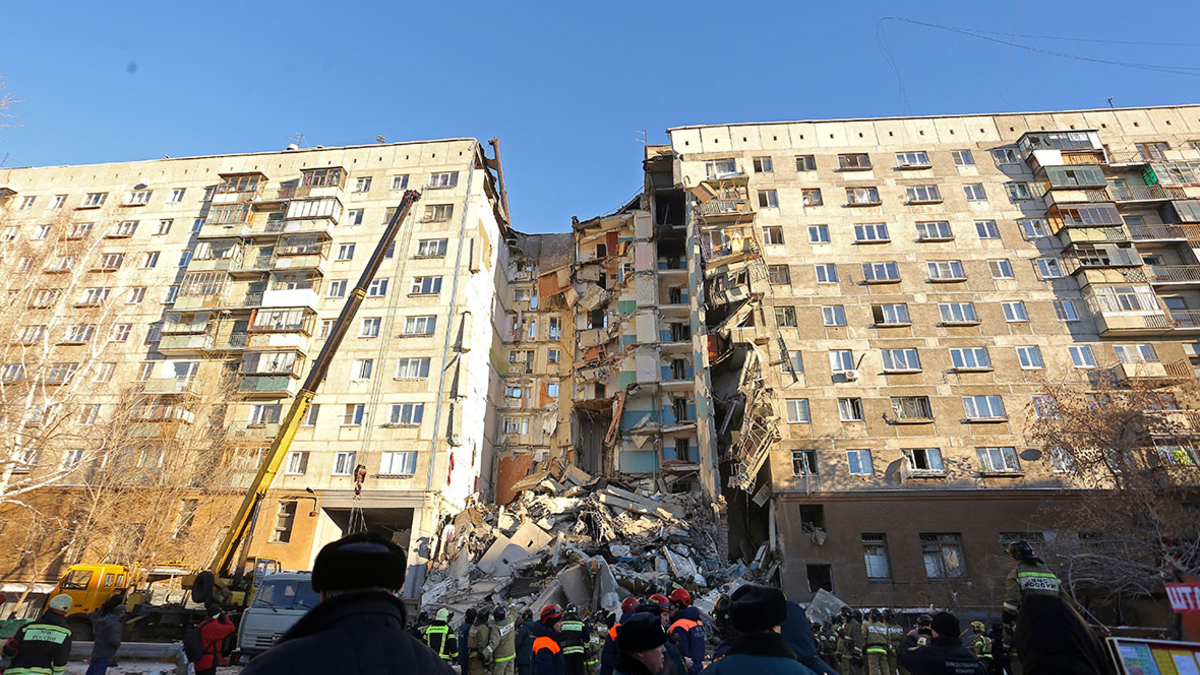 Песков назвал слухами версию о теракте при взрыве дома в Магнитогорске — РБК