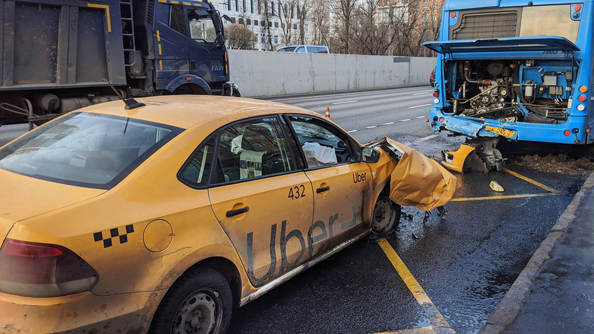 На севере Москвы в ДТП с такси и автобусом погиб человек — РБК