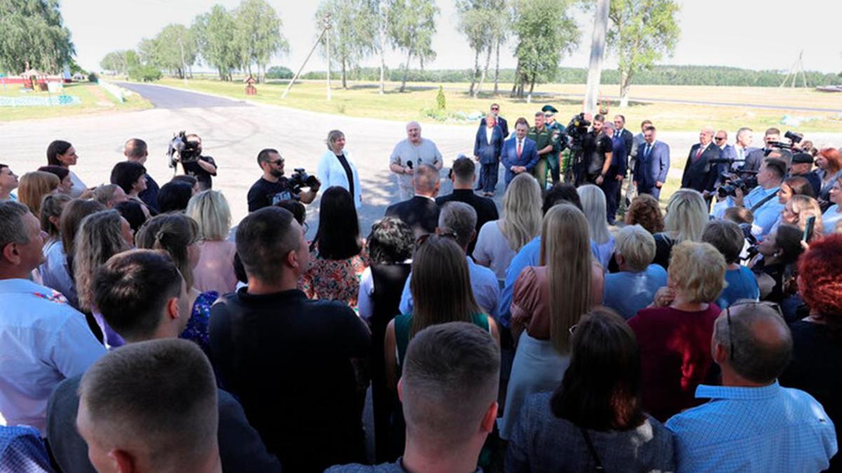 Александр Лукашенко (в центре)
