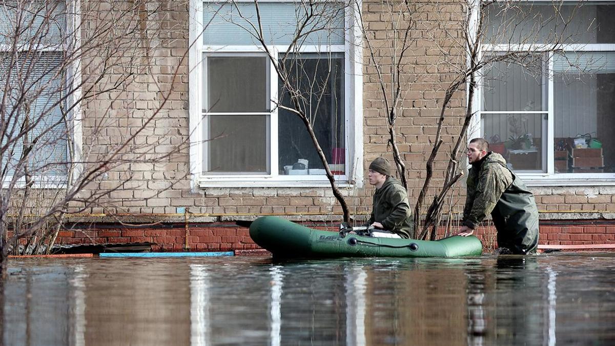 В Кремле назвали критической ситуацию после прорыва дамбы в Орске — РБК