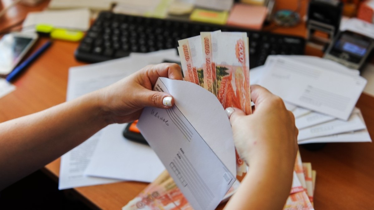 Работодатели вынуждены поднимать зарплаты востребованным специалистам, поскольку иначе привлечь работников практически невозможно