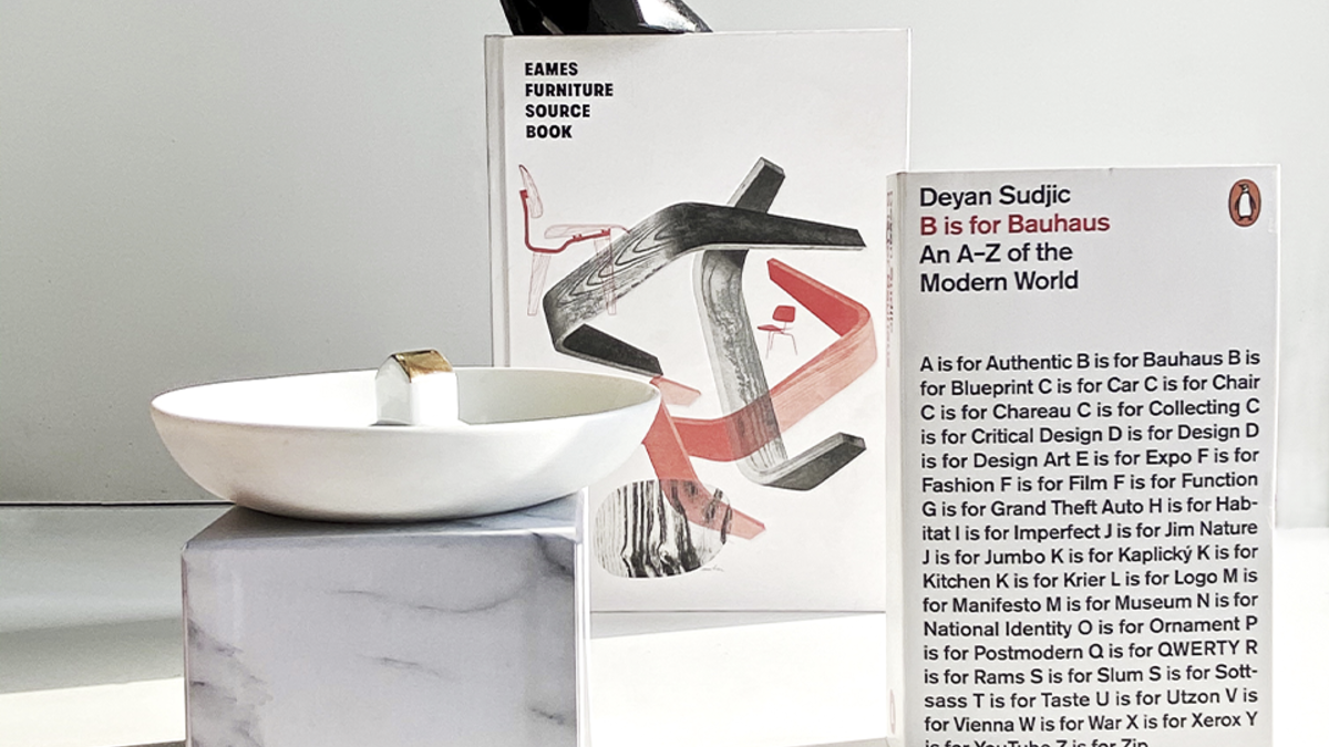 Миниатюра кресла Pantone Chair, Verner Panton, салон Krassky;
Тарелка, Räder, Dar Store