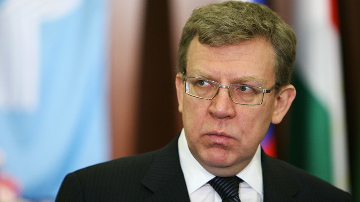 Алексей Кудрин
Отставка экс-министра финансов Алексея Кудрина остается самым ярким скандалом в высших структурах власти на памяти экспертов. Его уволил Дмитрий Медведев, тогда еще занимавший пост президента, и назвал отставку главы Минфина «случаем государственной дисциплины». Комментируя свое решение, Медведев заявил, что в России «президентское правительство», которое проводит президентский курс, а кто не согласен — в сторону.
Отставка состоялась на следующий день после того, как Кудрин заявил, что не видит себе места в новом правительстве, которое Медведев должен был сформировать после президентских выборов в 2012 году. Предложение об отставке Медведев сделал Кудрину лично, на заседании президентской комиссии по модернизации. В короткой перепалке Кудрин ответил, что перед принятием решения посоветуется с премьер-министром Владимиром Путиным. На что Медведев заявил, что пока он президент, такие решения принимает сам и в свете существующих разногласий иного выхода не видит.
Свое решение об отставке Кудрин позднее называл продуманным, предмет своих противоречий с Медведевым сформулировал как повышенные риски в бюджетной сфере. Он отмечал, что на протяжении нескольких месяцев, предшествующих его уходу, принимались завышенные обязательства в оборонном секторе и социальной сфере, против которых Кудрин возражал.
