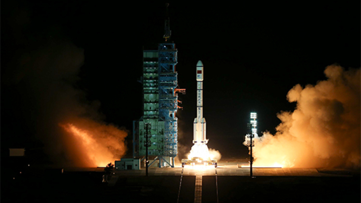 Запуск ракеты-носителя с обитаемой космической лабораторией «Тяньгун-2»