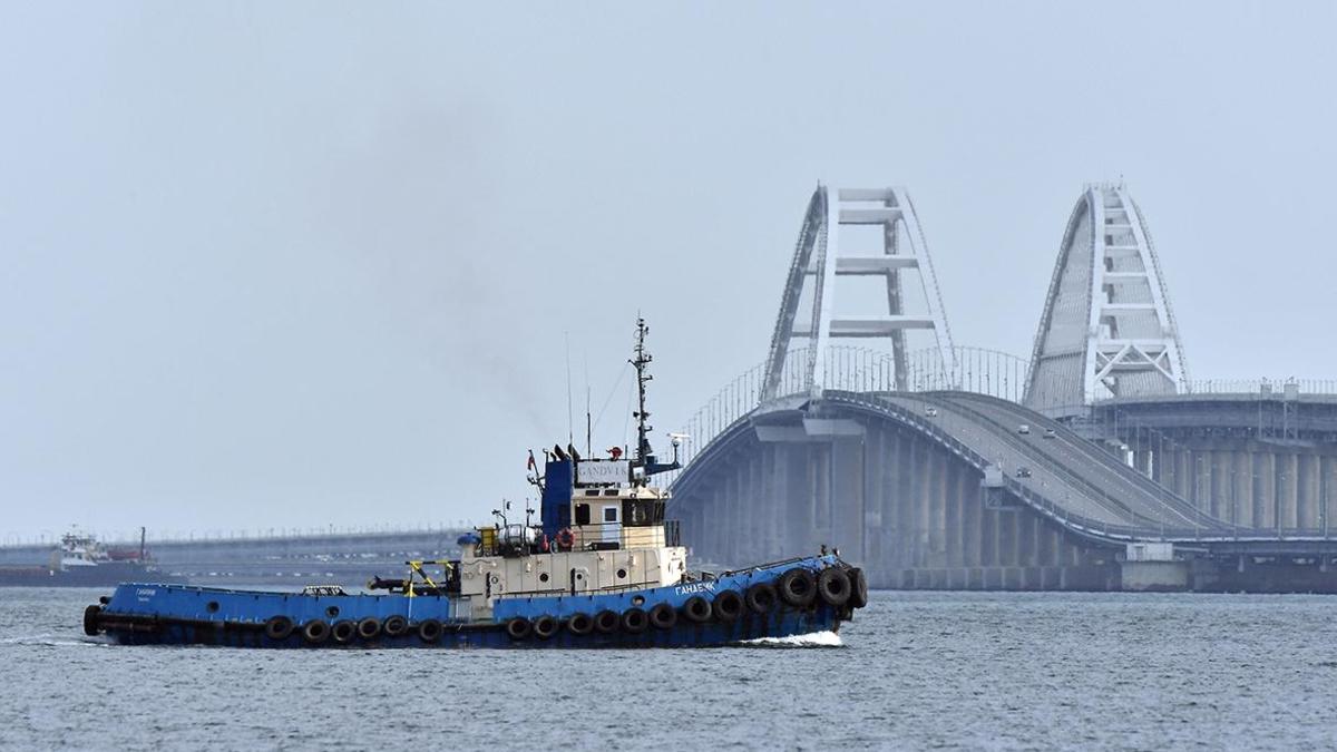 Движение автомобилей по Крымскому мосту приостановили — РБК