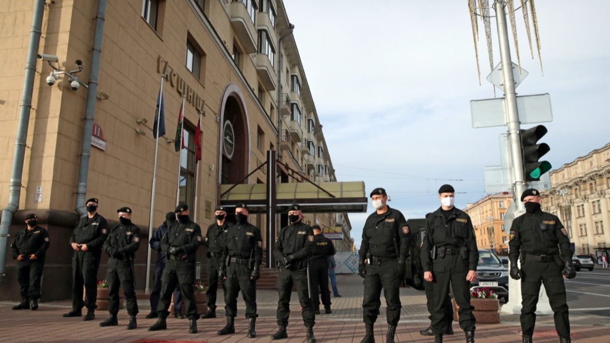 В Минске ОМОН перекрыл тротуары на центральном проспекте — РБК