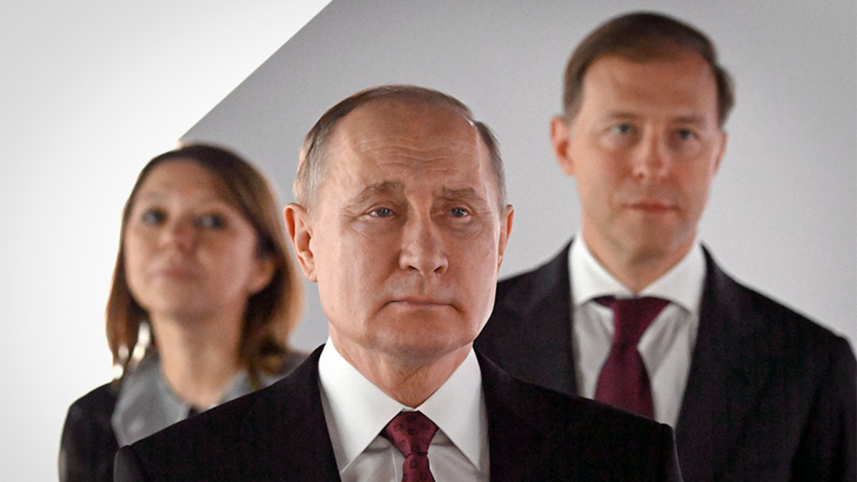 Владимир Путин, вице-премьер&nbsp;&mdash; министр промышленности и торговли Денис Мантуров и гендиректор выставки достижений &laquo;Россия&raquo; Наталья Виртуозова