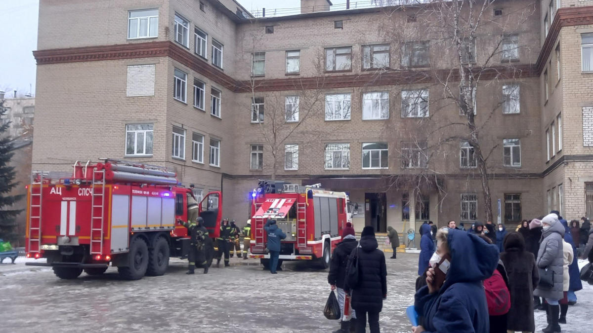 В Челябинске из-за пожара в поликлинике эвакуировали почти 150 человек — РБК