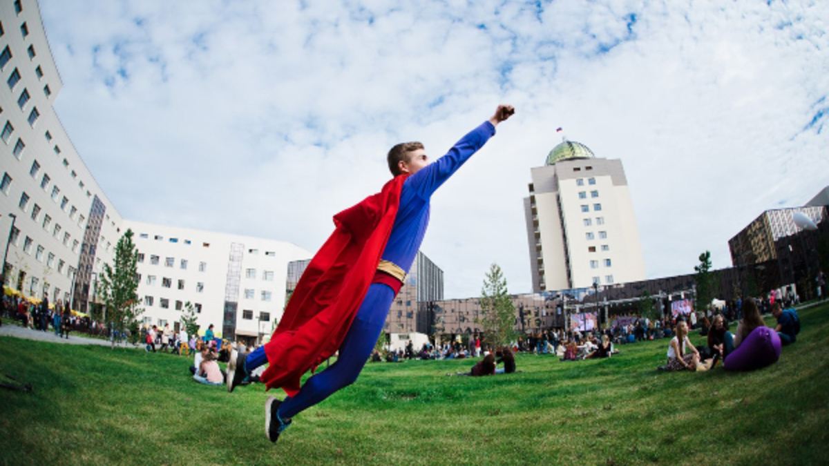 Open Space Picnic во дворе нового главного корпуса НГУ.