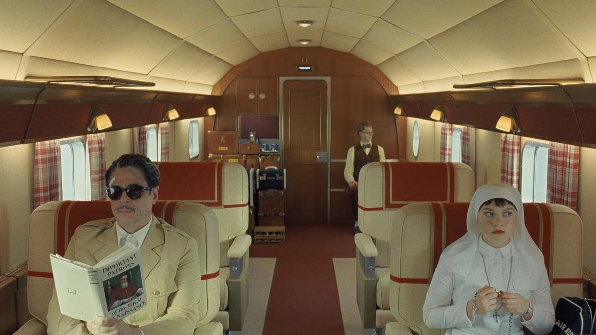 Кадр из фильма Уэса Андерсона «Финикийская схема»