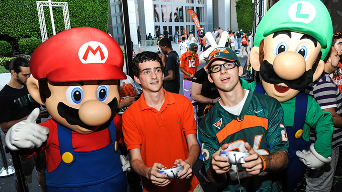 Приставка Nintendo NX
Цена: нет данных
Японская Nintendo в 2016 году может представить консоль нового поколения Nintendo NX. В октябре 2015 года компания начала рассылать набор программ для разработчиков, которые смогут создавать игры для будущей новинки, выяснило издание Wall Street Journal (WSJ). Nintendo хочет, чтобы к выходу консоли на рынок, пользователям был доступен набор игр — как новых, так и наиболее популярных, которые уже существуют на моделях Nintendo, уточняет WSJ.
Пока точно неизвестно, как именно будет выглядеть новая игровая консоль. Скорее всего, устройство будет состоять из двух блоков — стандартной и портативной консолей, которые можно будет использовать как совместно, так и по отдельности. Кроме того, приставка будет оснащена современным производительным чипом (его точные характеристики не известны). Предыдущий продукт компании, консоль Wii U, эксперты критиковали как раз за то, что она уступала конкурентам — PlayStation 4 от Sony и Xbox One от Microsoft — по техническим характеристикам