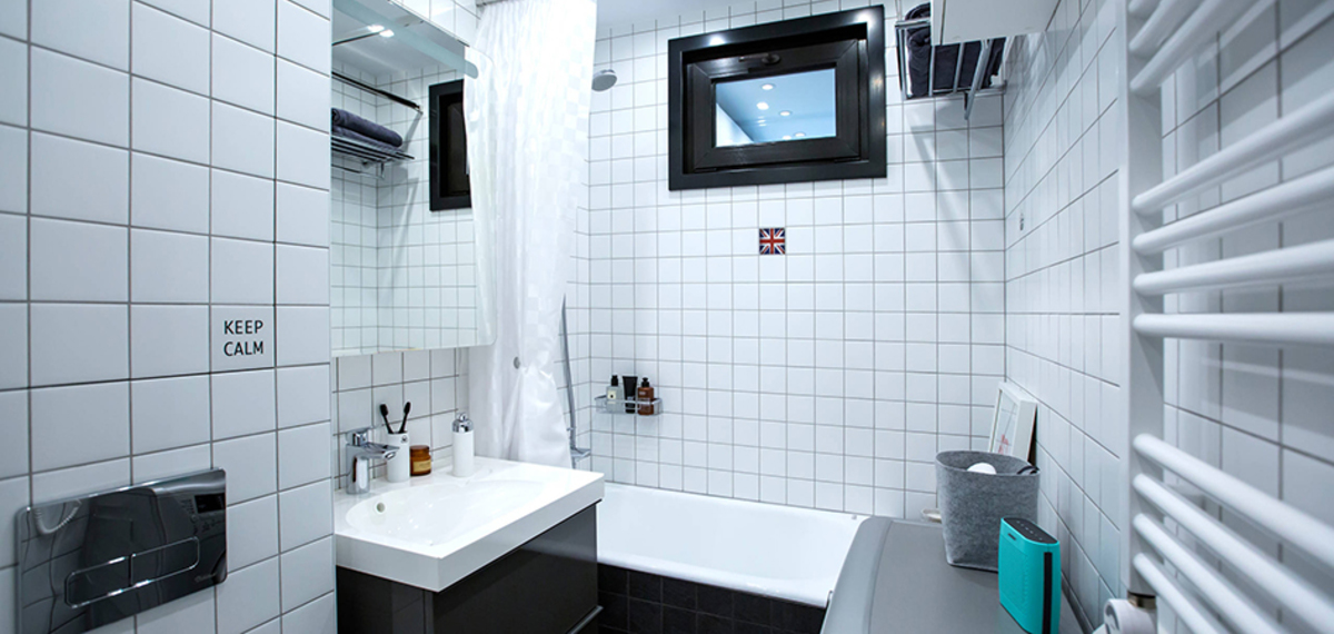 Чем заделать щель между ванной и стеной чтобы не протекала вода: рекомендации