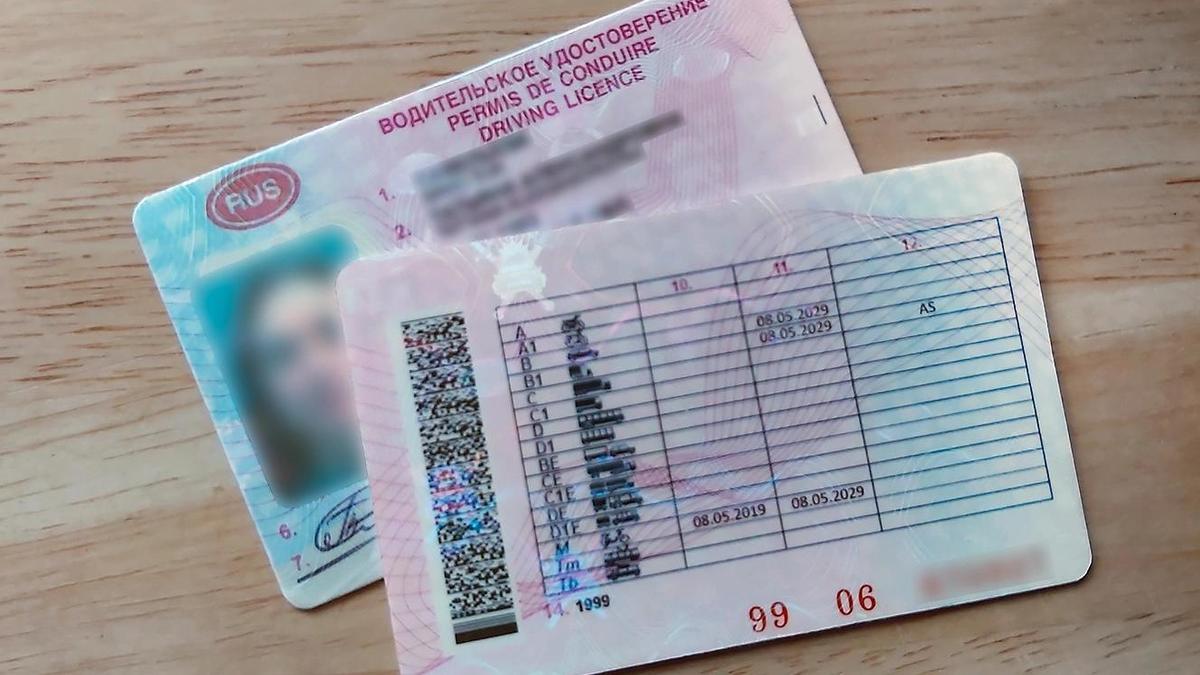 В 2024 году у многих водителей в России перестанут действовать права.  Сколько можно не менять :: Autonews