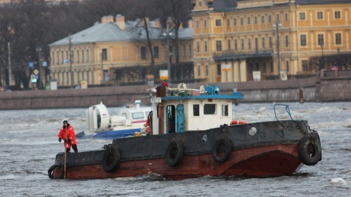 Затонувший в Неве буксир нашли, членов экипажа — нет — РБК