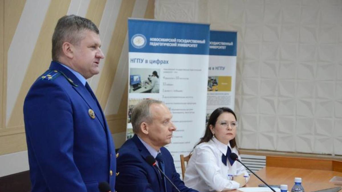 Роман Сивак (стоит)