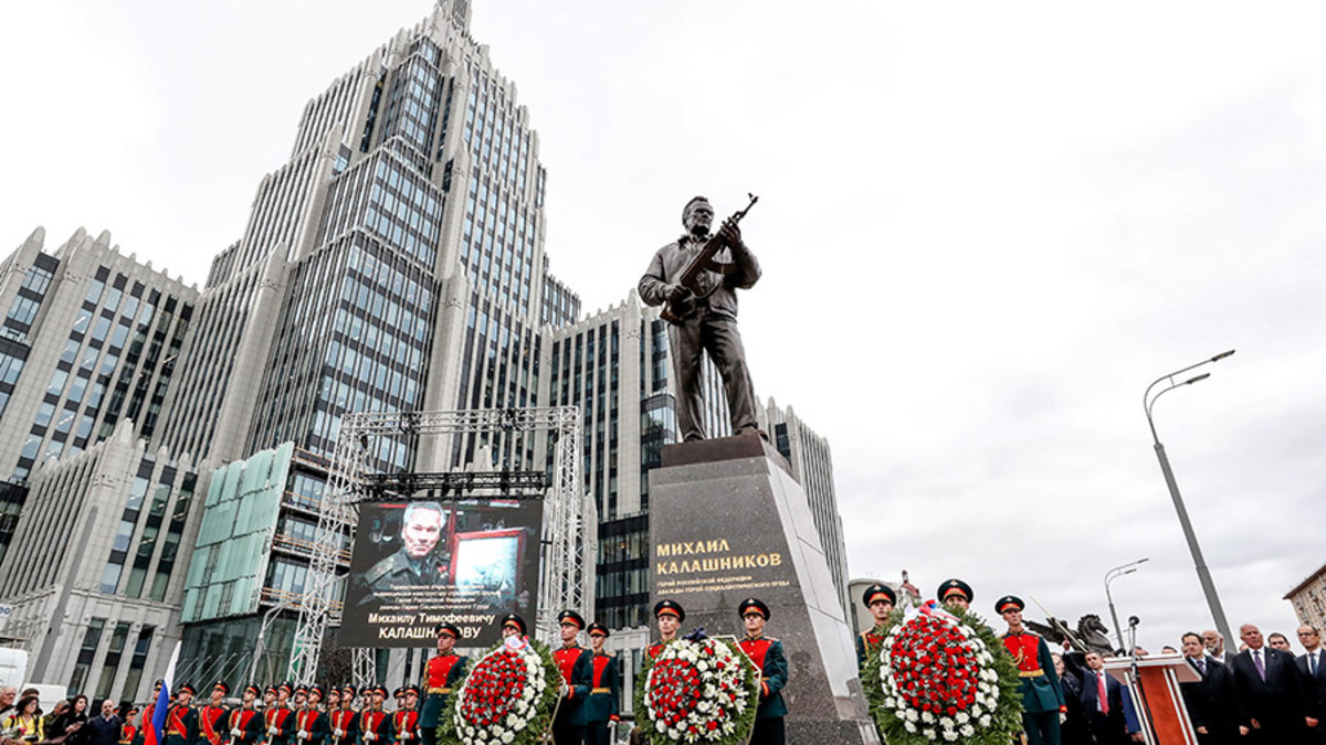 Культурный бренд или уродство: в Москве открыли памятник Калашникову — РБК