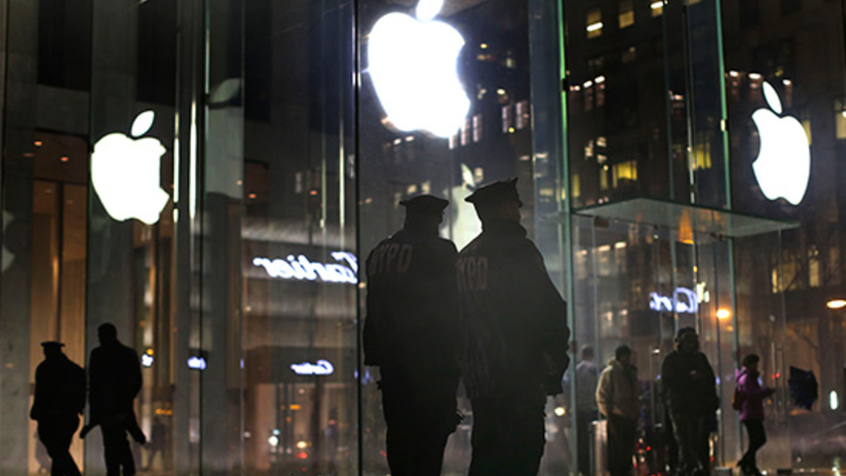 Полицейские у магазина Apple в Нью-Йорке во время демонстрации в защиту пользователей от взлома со стороны спецслужб&nbsp;