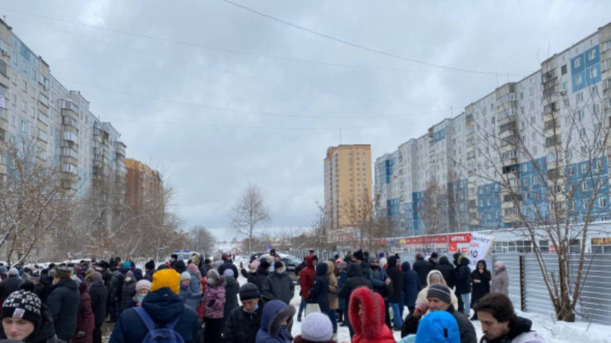 Сход жителей Октябрьского района у дома на ул. Высоцкого, 31