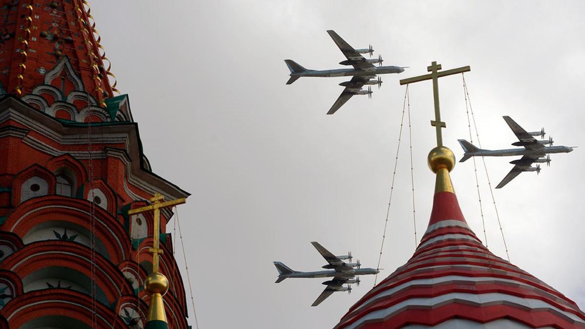 Самолеты Ту-95 пролетают над Красной площадью во время репетиции воздушной части Парада Победы, 2017 год