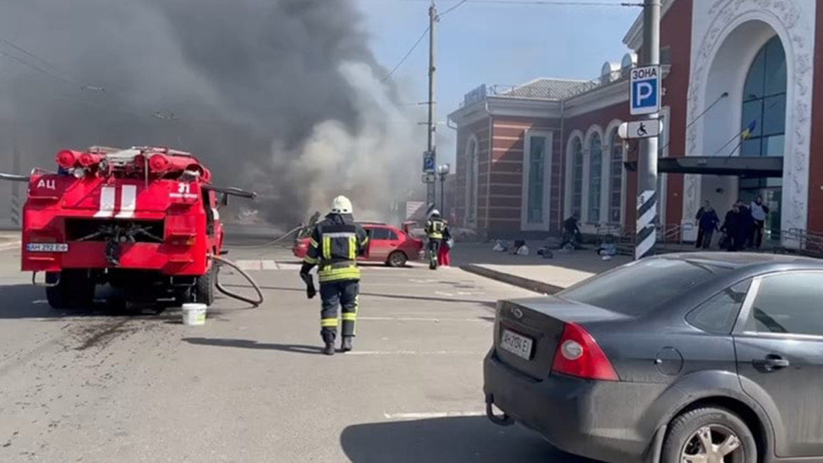 По вокзалу Краматорска нанесли ракетный удар во время эвакуации жителей —  РБК