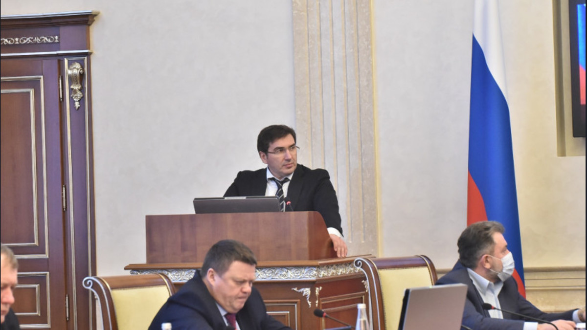 Министр здравоохранения Новосибирской области Константин Хальзов (за трибуной)