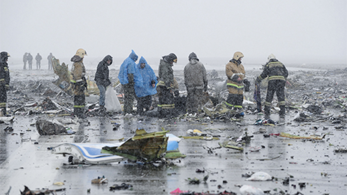 На месте крушения пассажирского самолета Boeing 737-800