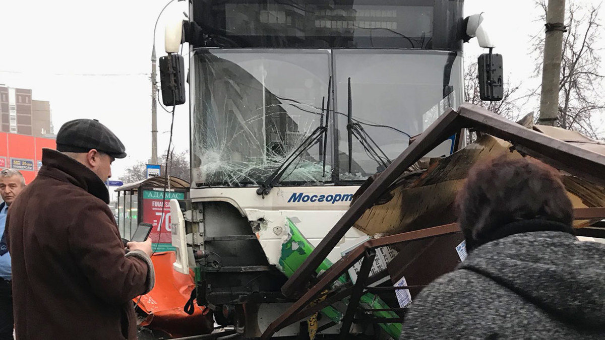 В Москве автобус врезался в остановку — РБК