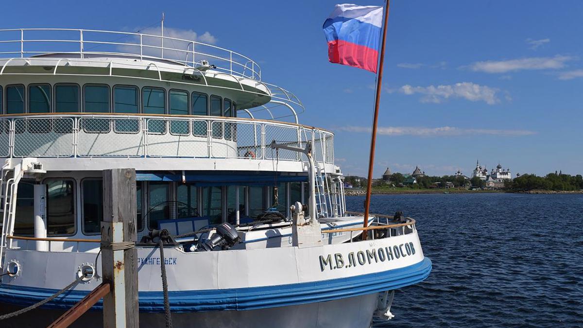 В Архангельске загорелся стоящий на ремонте теплоход «Ломоносов» — РБК