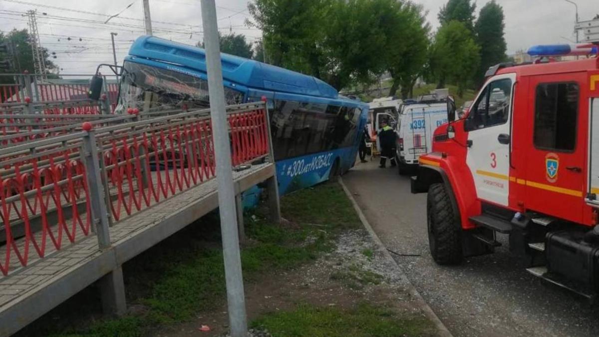 В Новокузнецке в результате ДТП с автобусом пострадали девять человек — РБК