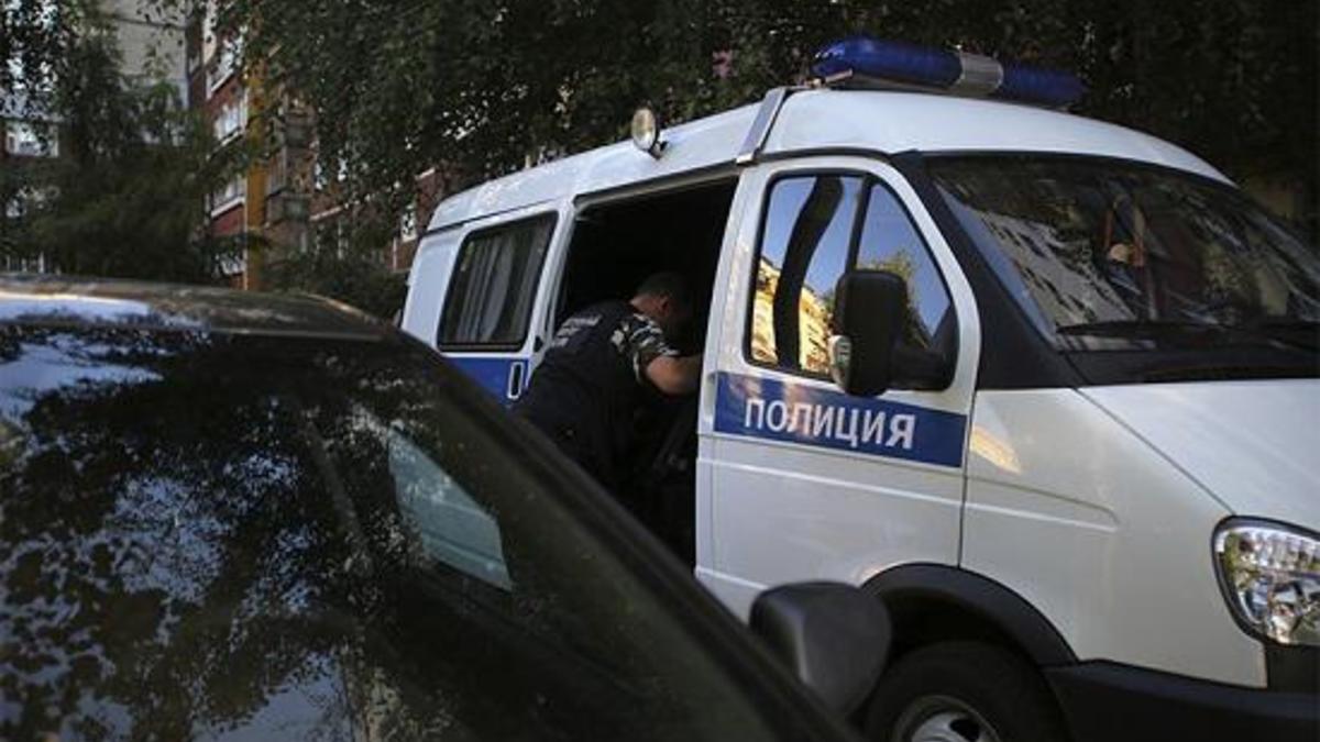 Сотрудник СКР у дома на улице Верхнепечерской, где проживала семья Олега Белова