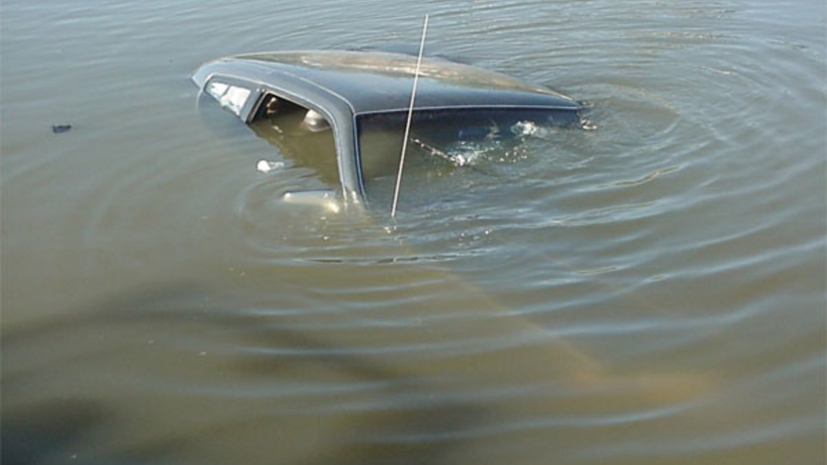 В Ханты-Мансийском автономном округе ВАЗ 2105 упал в воду, 6 человек  погибли :: Autonews