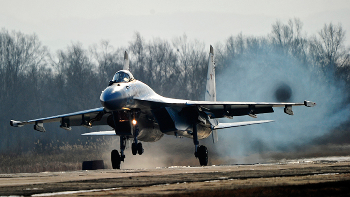 Истребитель Су-35С
Новейший российский самолет (производится с 2008 года, на вооружении стоит с 2014-го) второй раз появится в небе над Красной площадью, сообщал «Интерфакс» со ссылкой на Минобороны. В прошлом году один истребитель поколения «4++» возглавлял пилотажную фигуру «тактическое крыло».
Самолет может нести на борту до 8 т высокоточных ракет или до шести современных корректируемых бомб КАБ-500.
Многоцелевой сверхманевренный истребитель участвовал в сирийской операции с января 2016 года. Звено из четырех Су-35С было переброшено на базу Хмеймим после инцидента со сбитым турецкими ВВС бомбардировщиком Су-24.
После приказа президента Владимира Путина о выводе войск из Сирии 14 марта самолеты группы продолжили выполнять стоящие перед ними задачи: сопровождение ведущих работу бомбардировщиков и контроль над воздушным пространством.