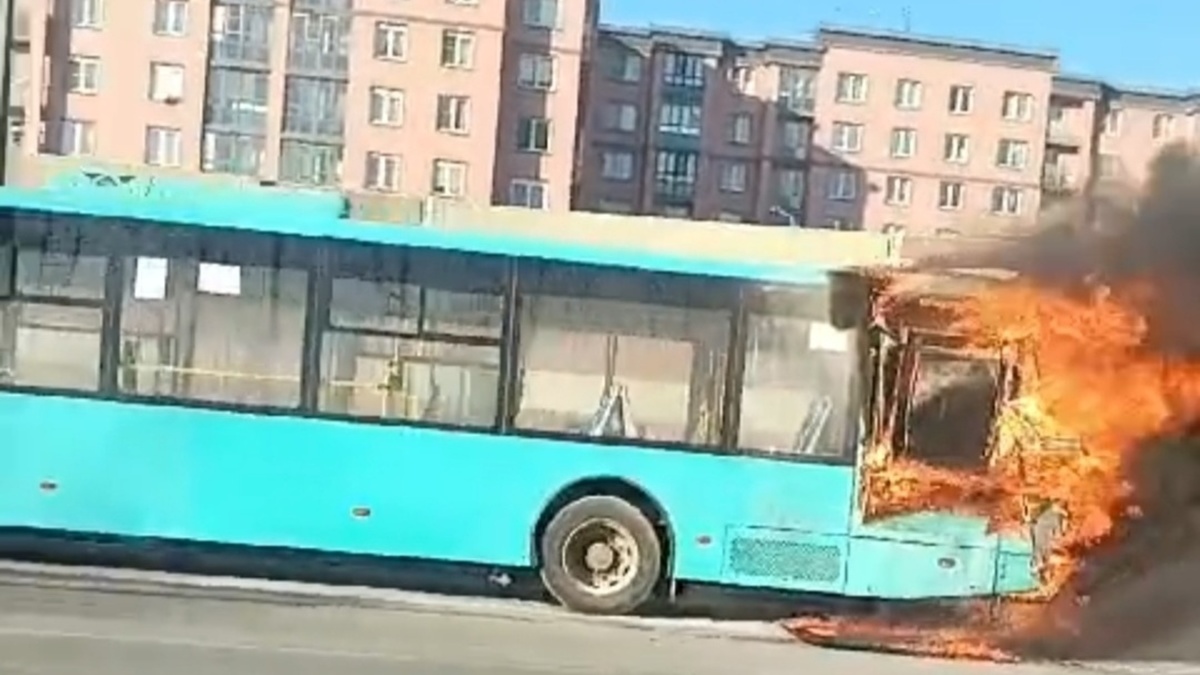 В Петербурге снова загорелся маршрутный автобус. Видео — РБК